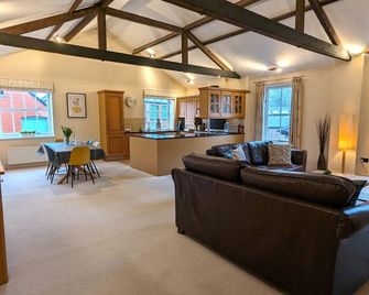 Vellum Court, Havant - A Stylish Home From Home For Exploring The South Coast - Havant - Living room