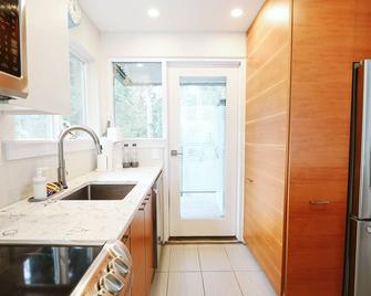 Modern Beachfront 2 Bedroom Condo with Amazing Views - Ladysmith - Kitchen