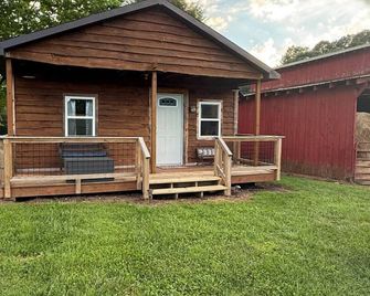 Cozy little bunk house on an 98 acre farm located in mountain city Tennessee - Mountain City - Patio