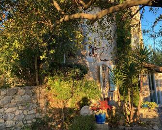 Recharge your batteries on the southern edge of the Cévennes in a typical mas with private pool - Tornac - Vista del exterior