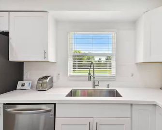 Modern 3bed, 2bath House in Wesley Chapel, with EV Charging Outlet, AC, & WiFi. - Zephyrhills - Kitchen