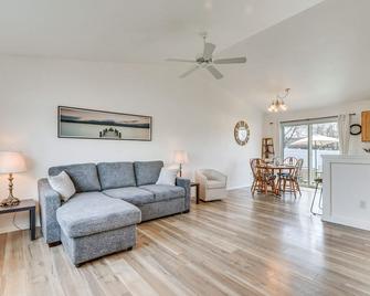 Charming Home with Patio 3 Mi to Hayden Lake! - Hayden - Living room