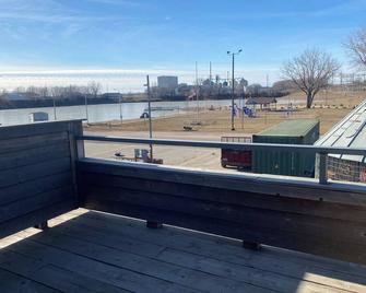 The Pedaler's Rest Retreat - Lakeside Tiny Home for 8 guests - Luverne - Balcony