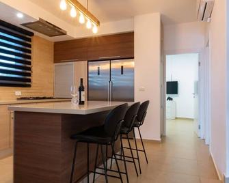 O&O Group - Huge Villa With Jacuzzi By The Beach - Rishon LeZion - Dining room