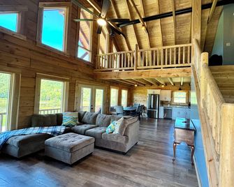 Authentic Hemlock Log Cabin 4 Bedroom Ski Chalet On Lake And Next To Ski Slopes - Davis - Sala de estar