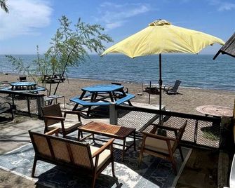 The Green Jelly Bean · Lakefront Tiny Home Cabin on the Beach - Leamington - Patio