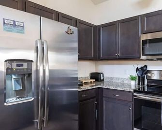 Cozy Coastal Cottage - 3 BR/Fenced in Back Yard - Southport - Keuken