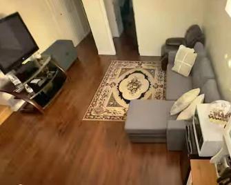 Chic Spacious Basement Pool Wellserved No Kitchen - Laval - Living room