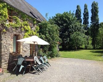 Family Friendly Spacious Comfortable Cottage and Garden. Rural and relaxing. - Souleuvre-en-Bocage - Patio