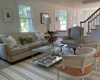 Shoreby Hill - Recently Renovated Spacious Cape - Jamestown - Sala de estar
