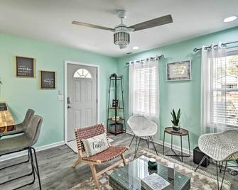 Pet-Friendly Fayetteville Vacation Rental! - Fort Bragg - Living room