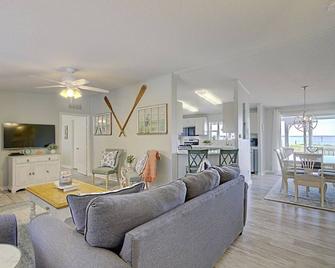 A Sandy White Beach Retreat Near Williamsburg - Gloucester - Living room