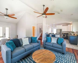 2-Story cottage w pool+bonfire - Chalmette - Living room