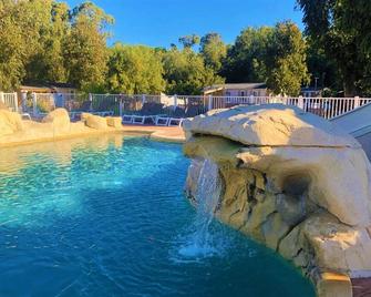 Camping La Pinède - קאלבי - בניין