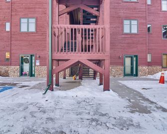 Patio and Mountain Views Central Grand Lake Condo! - Grand Lake - Будівля