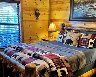 Hot tub! 25-30 Minutes N of Broken Bow Lake! River View. High Speed Fiber Wifi! - Smithville - Bedroom