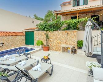 Apartments Ante - Hvar - Pool