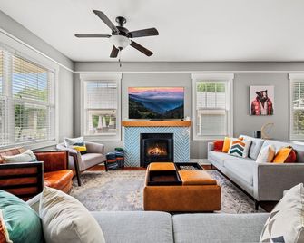 Toddler Friendly Mountain Views At Barley Bungalow Avl - Swannanoa - Living room