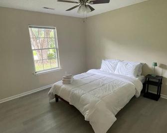 Spacious 4-bedroom house in tranquil Moncks Corner with AC - Moncks Corner - Bedroom
