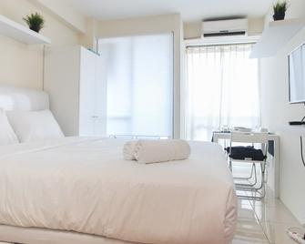 Homey And Comfy Studio At Tifolia Apartm - Jakarta - Schlafzimmer