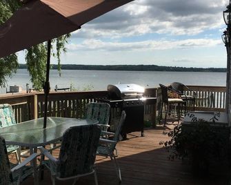 On lakefront! Book to Nov 15 and in 2026. AC, kayaks, fishing. Pontoon option - Seneca Falls - Балкон