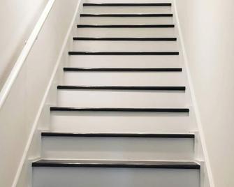 Spacious 5-bedroom townhome with WiFi, fitness room in charming Arlington - Arlington - Escalier
