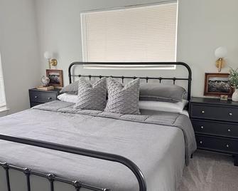 Remodeled 4br 2ba Steps From Georgetown Square - Georgetown - Bedroom