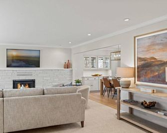 Gone Coastal 3BR 3BA all En Suite / Walk to Beach - Pebble Beach - Living room