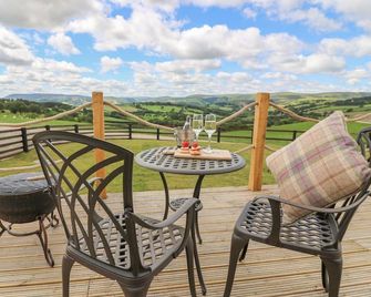 Ivy's Way - Delightful Pet Friendly Shepherds Hut Sleeping 2 - Rhayader - Balcony