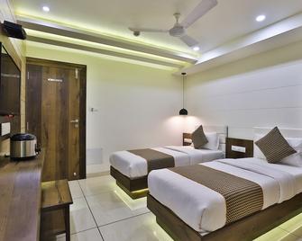 Hotel Pearl - Vadodara - Bedroom