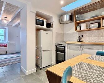 Whirlygig Cottage, near to Penzance Harbour - Penzance - Kitchen