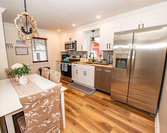 King Bed- Brand New Farmhouse II - Cheektowaga - Kitchen