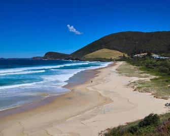 Cerulean Blue 3 Bedrooms Sleeps 8 Walk To Cafes And Beach - Smiths Lake - Beach
