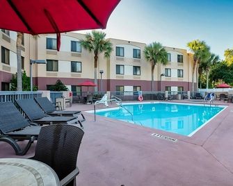 Pet-Friendly Stay Near Palm Coast Marina w/ Outdoor Pool, Garden & Free Parking! - Palm Coast - Pool