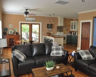 Close to Sylva and WCU, Privacy and Convenience - Sylva - Sala de estar