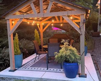 Modern studio with hot tub and patio access - Poulsbo - Patio