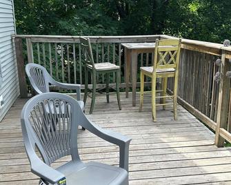 Pet friendly - close to Michigan Tech campus, trails & beach- great porch views - Houghton - Balcony