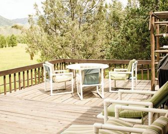 Make yourself at home in this cozy, fun, family-friendly Swan Valley rental - Swan Valley - Balcony