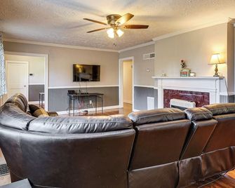 Walk to AH Stephens State Park! Pet-Friendly Home - Washington - Living room