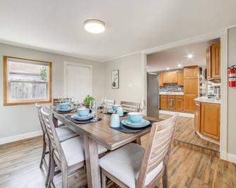 South Bend Home with Gas Grill Near Universities! - South Bend - Dining room