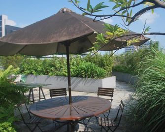 Green Kiwi Backpacker Hostel - Lavender - Singapur - Patio