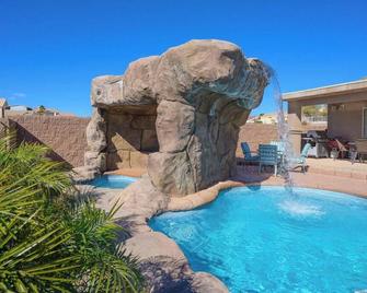 3 bedroom house with private jacuzzi & a beautiful pool with a spectacular view. - Bullhead City