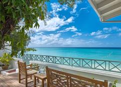 Southwinds Villa is a three bedroom beach front property with a beautiful big in - Mullins - Balcony