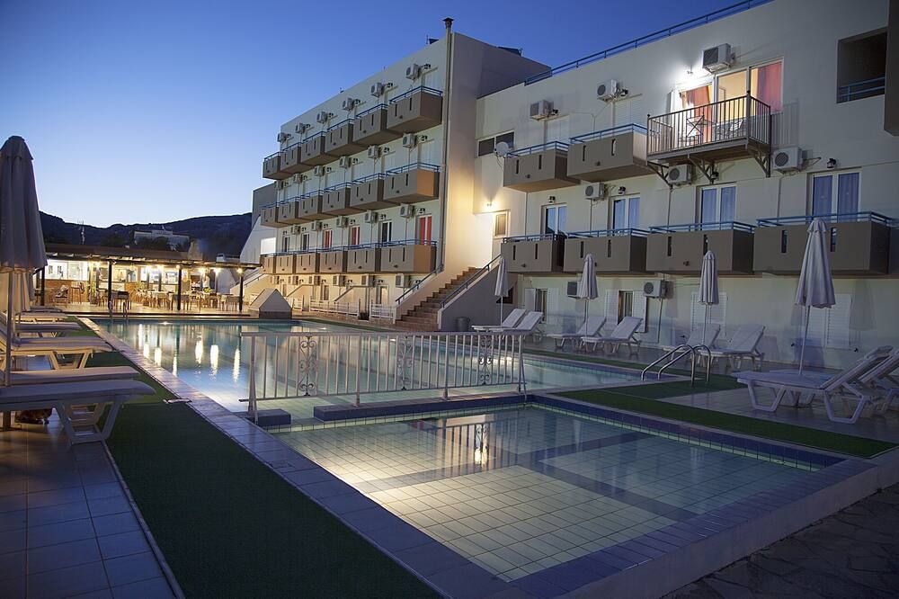 أثينولا هوتل