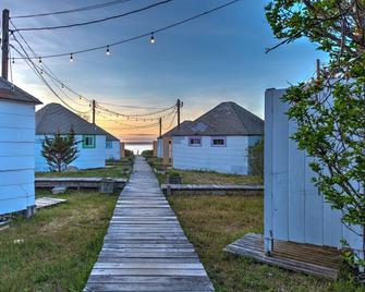 Newly Renovated Waterfront Bungalow W/ Kitchen, Sunroom, Deck And Bbq, - Westhampton Beach - Outdoors view