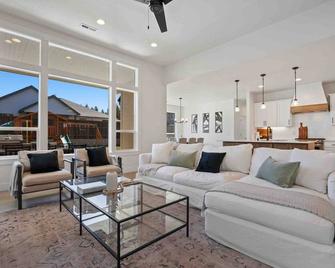 Prestine and comfortable home - Battle Ground - Living room