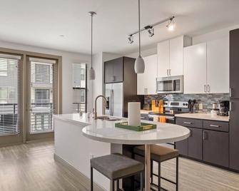 Modern Town Lake waterfront CozySuites in paradise - Tempe - Kitchen
