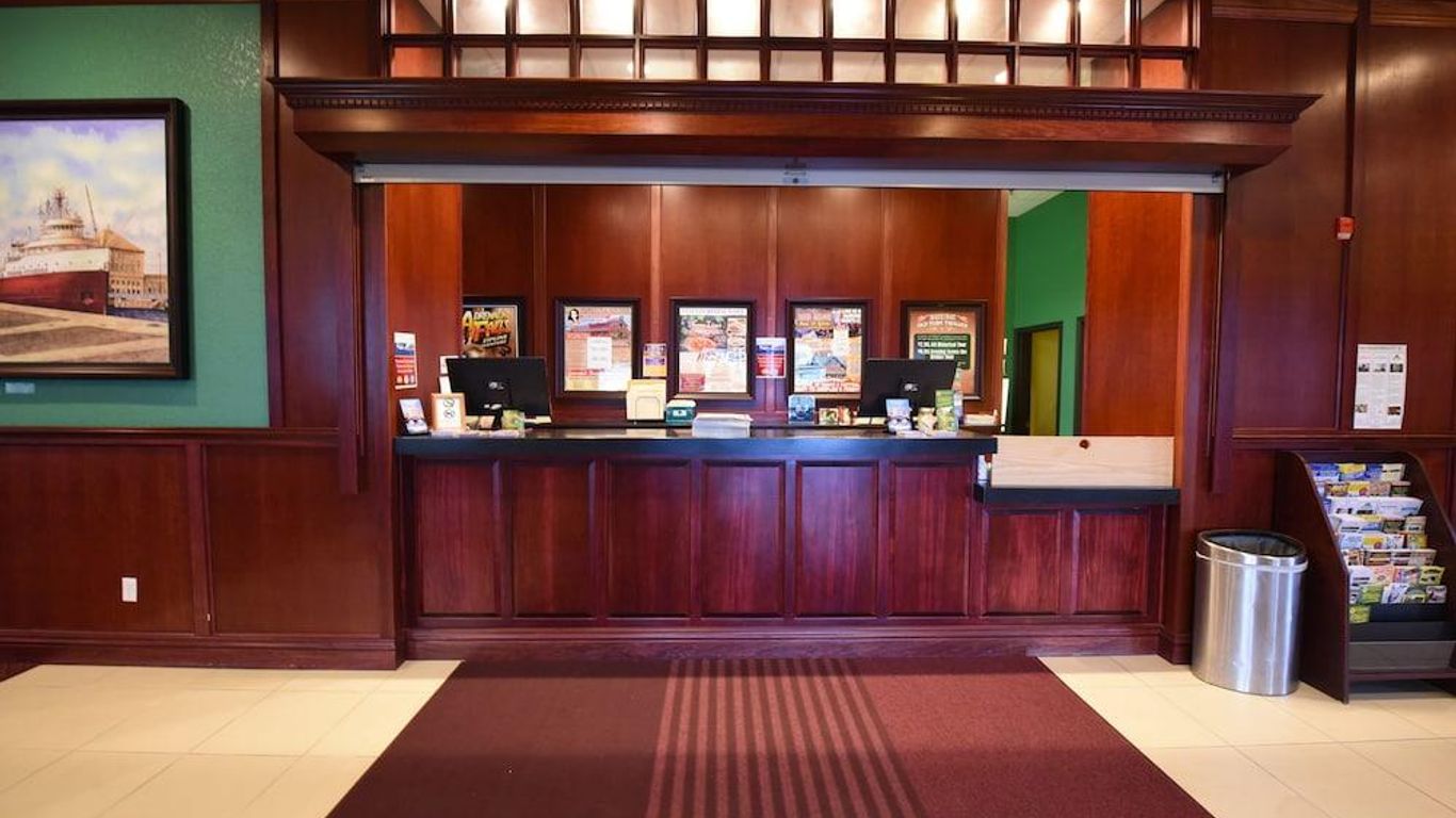 Mackinaw Beach and Bay Inn & Suites