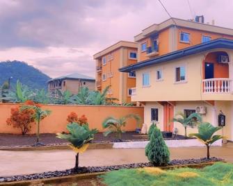 Stunning 3-Bedrooms GuestHouse in Limbe Cameroon - Limbe - Building