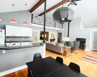 Modern \'Up North\' style cabin on 40 acres. Pet welcome. Air conditioning. - Beulah